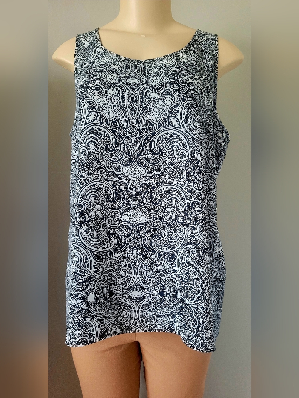 Express Black and White Paisley Scoop-Neck Tank Top Sput Back Medium